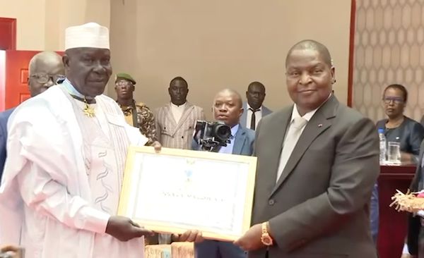 Paix en Centrafrique : Le président Touadéra décore plusieurs personnalités tchadiennes pour leur rôle déterminant