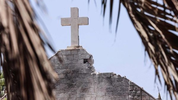 La croix de l'église de la Sainte-Famille est encore debout malgré les dégâts. (AFP or licensors)