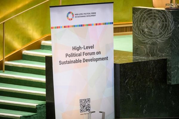 Vue d'une bannière lors de la première réunion du Forum politique de haut niveau pour le développement durable, organisée sou