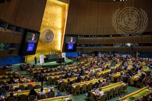 Vue panoramique de la salle de l'Assemblée générale pendant que le Secrétaire général, António Guterres (à la tribune et sur 