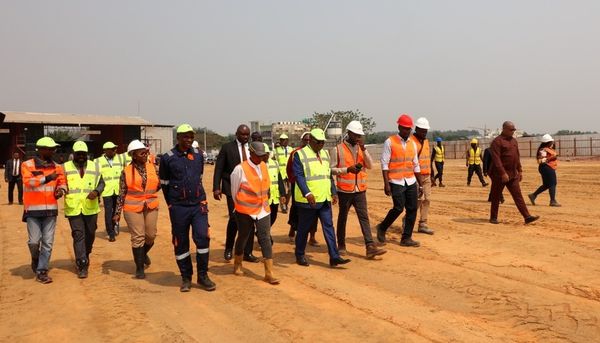 Visite du chantier par le DG de la SNPC, Maixent Raoul Ominga