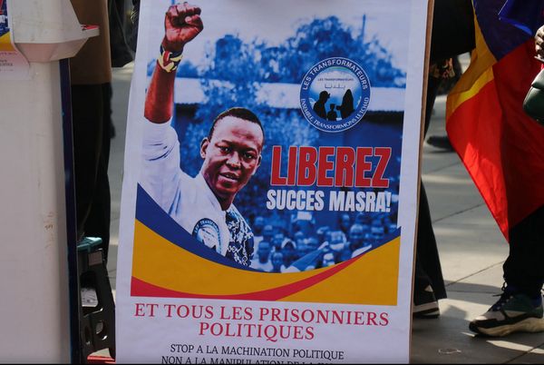 Des manifestants à Paris, en France, brandissent des drapeaux tchadiens lors d'une manifestation pour la liberation de Succès