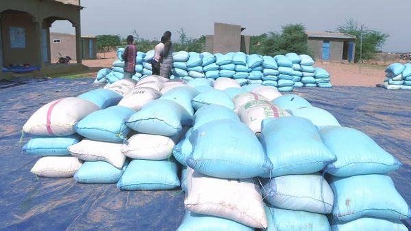 ENNEDI-EST : Le Président de la République offre 5 000 sacs de céréales aux réfugiés et aux communautés hôtes de Kariari