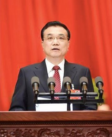 Le Premier ministre Li Keqiang délivre le Rapport de travail du gouvernement à l’occasion de la 4e Session de la 12e Assemblé