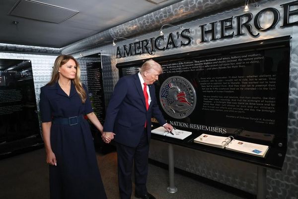 Le président Trump et la première dame Melania Trump visitent le mémorial des héros américains, le 11 septembre 2025 à Arling