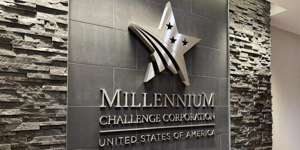 Abidjan : les États-Unis renforcent leur partenariat avec la Côte d’Ivoire à travers transport, formation et énergie