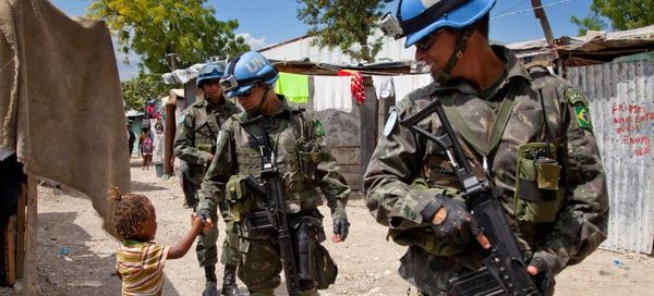 Des soldats de la paix brésiliens de la MINUSTAH patrouillent dans le quartier de Bel Air à Port-au-Prince, en Haïti. © ONU/M