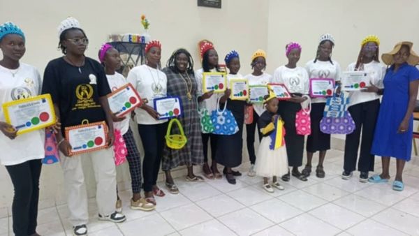 Tchad : des jeunes filles reçoivent leurs attestations en perlerie du Centre de formation Euro-Kool de Sarh