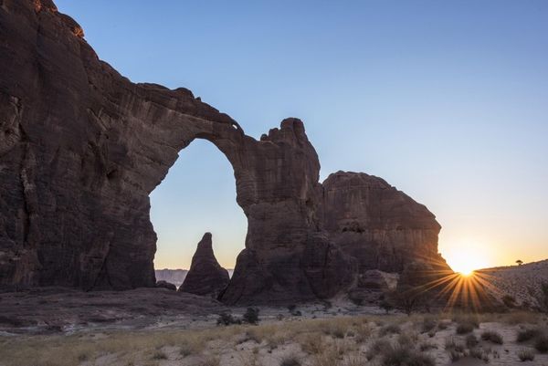 Des formations rocheuses naturelles exceptionnelles dominent le paysage de la Réserve Naturelle et Culturelle de l'Ennedi au 