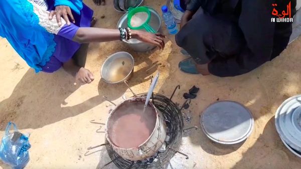 Une marmite sur le feu à même le sol à N'Djamena. © Alwihda Info