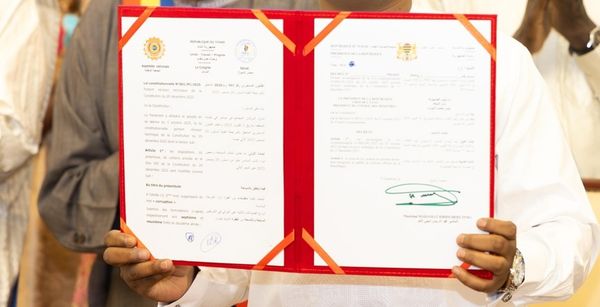 Le décret promulguant la nouvelle Constitution tchadienne. Crédits images : © PR