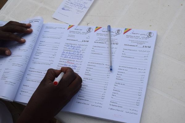 Des actes de naissance au Tchad. Illustration © UNHCR