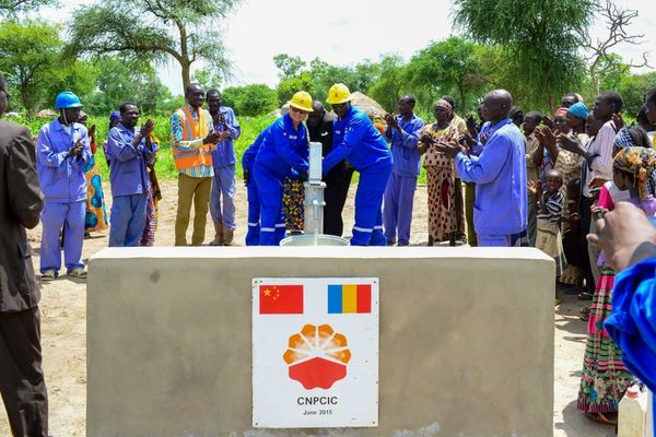 Les employés de la CNPC et les habitants de la communauté célèbrent ensemble la mise en service du nouveau puits d’eau