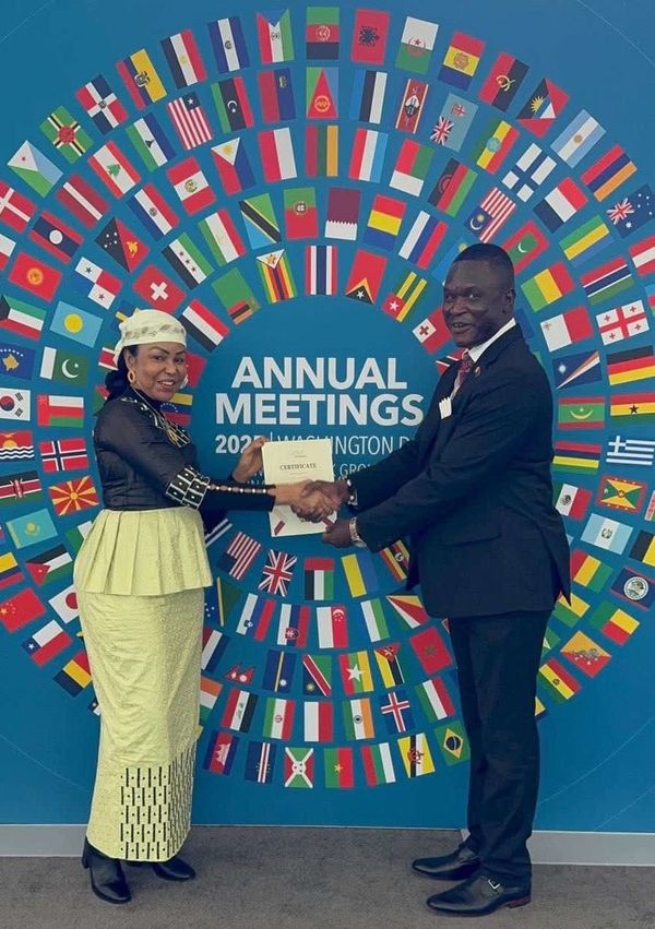 Le représentant du CESCE, Olivier Noudjalbaye Dedingar, en compagnie de S.E. Mme Fatima Haram Acyl, ministre déléguée auprès 