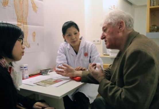 Des médecins chinois interrogent un patient tchèque dans une boutique Tong Ren Tang du centre de Prague. (Photo : Guan Kejian