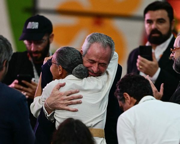 Le président de la COP30, André Corrêa do Lago, embrasse la ministre brésilienne de l'Environnement, Marina Silva, après la c