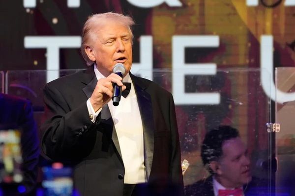 Le président Donald Trump prend la parole lors des festivités du Nouvel An à son club de Mar-a-Lago, à Palm Beach, en Floride