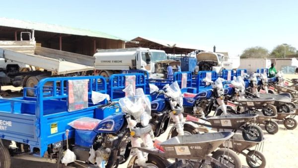 Tchad : à Abéché, la mairie renforce l’assainissement avec la remise de tricycles et d’équipements