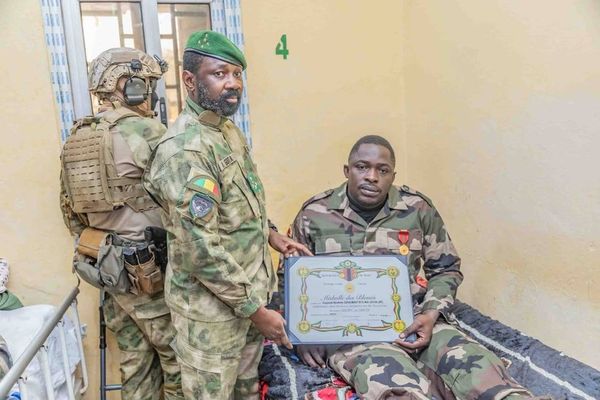 Mali : polyclinique des Armées de Kati, le chef suprême des Armées au chevet des blessés de guerre