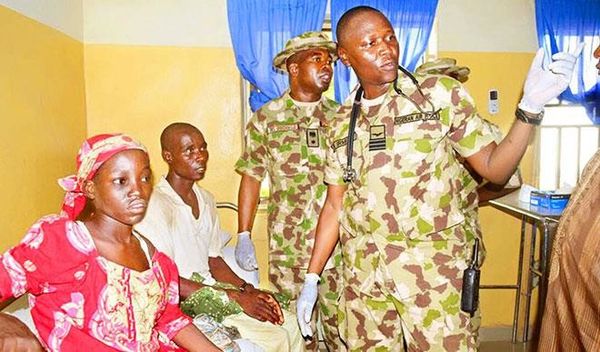Nigeria: Le Président Buhari reçoit la première écolière rescapée de Boko Haram