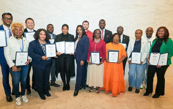 Les participants à la master-class posent avec le Dr Andrise Bass (au centre), fondateur et directeur exécutif de l'IPPDR, te