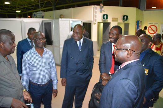 Le ministre Bidoung Mkpatt (au centre), en toute convivialité avec des membres de la délégation camerounaise à l’aéroport de 