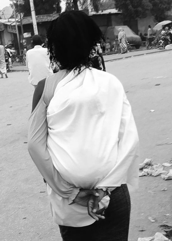 Moins de 30 ans, deux enfants, deux pères : un fardeau féminin que la société refuse de voir