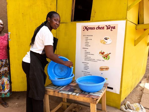 Tchad : du diplôme au comptoir, le pari audacieux de Maiyola face au chômage