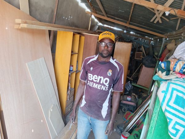 Tchad : le parcours inspirant du jeune Ernest, menuisier qui façonne son destin