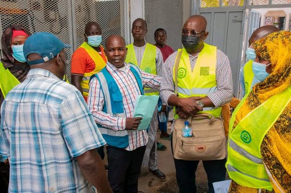 Bacs à ordures, extincteurs : la Commune de N’Djamena accompagne les établissements commerciaux vers la mise en conformité