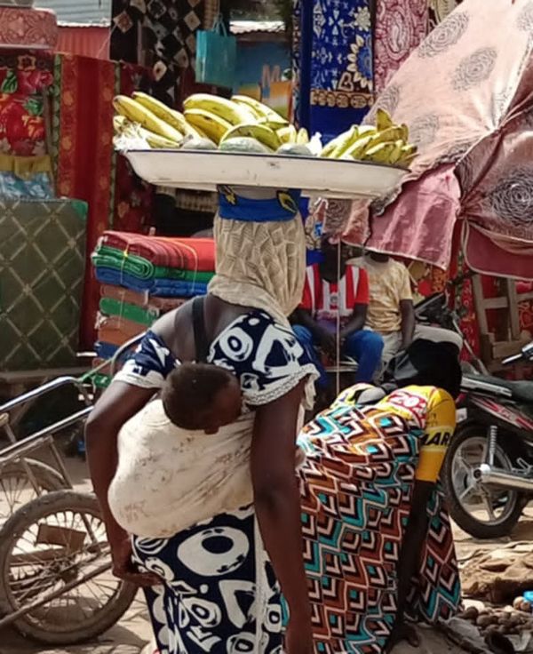 Tchad : entre commerce et maternité, le quotidien invisible des femmes