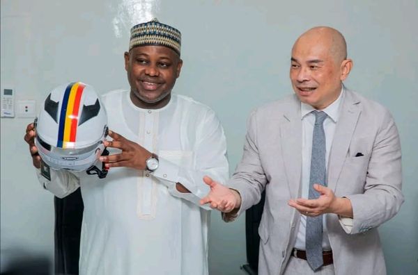 Sécurité routière à N'Djamena : 1 200 casques offerts par la Chine pour protéger les usagers