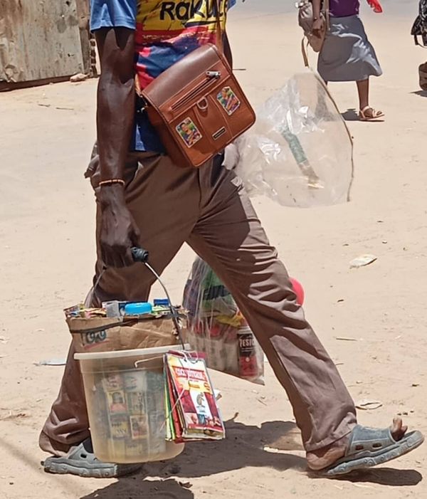 Tchad : le "Samal Far", une pharmacie de rue qui interroge