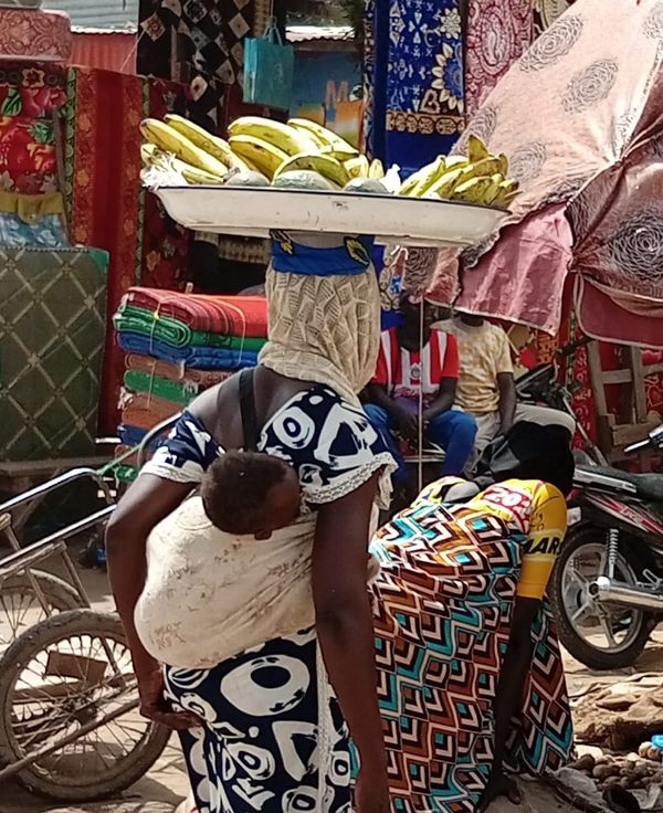 Les femmes invisibles des marchés : un double fardeau