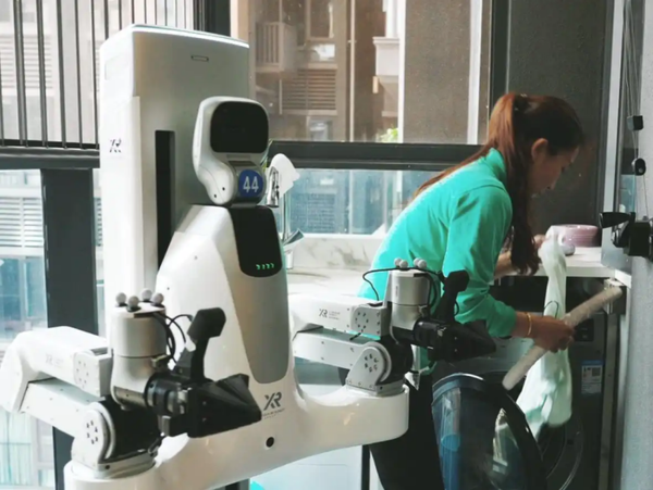 AI-Powered Robots Revolutionize Home Cleaning in Shenzhen