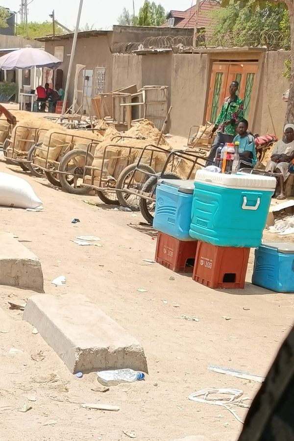 N'Djamena : La jeunesse face à la précarité, entre sueur et sable