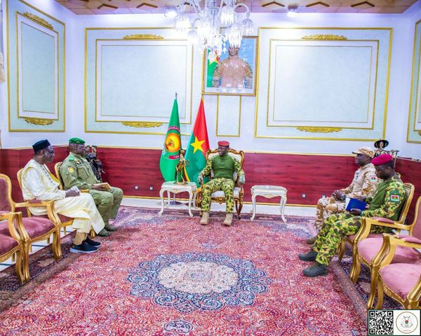 Rencontre stratégique à Ouagadougou : Ibrahim Traoré oriente les ministres de la Sécurité de l'AES