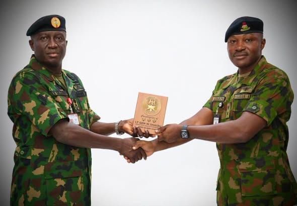 Renforcement de la sécurité : le chef de l'Armée nigériane en visite à Abakaliki