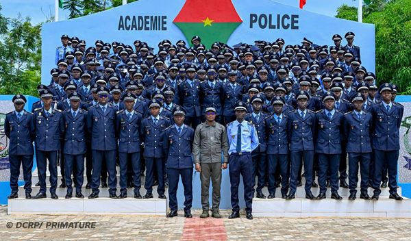 Burkina Faso : 180 nouveaux cadres de police, 80 stagiaires tchadiens, prêts à servir