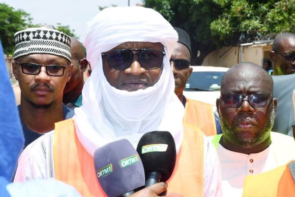 Le ministre Touré inspecte les avancées des travaux de pavage à Bamako