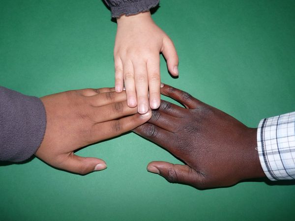 Pourquoi les hommes préfèrent-ils les femmes au teint clair ?