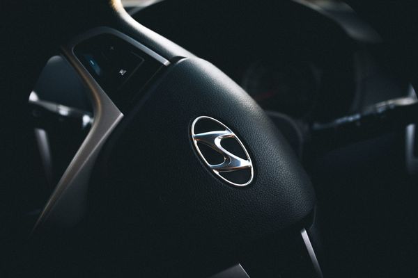 Voitures louées, iPhone et fausse richesse : le mirage qui piège certains jeunes