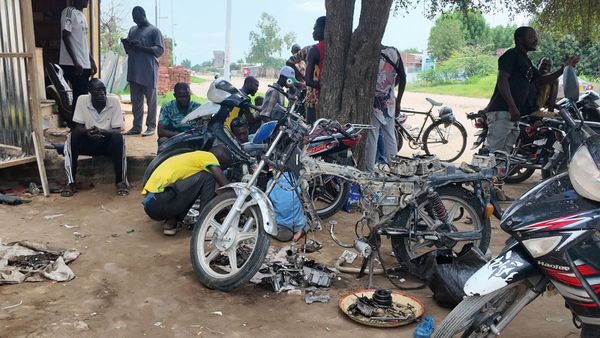 Réparer pour survivre : au cœur du quotidien des mécaniciens de quartier de Toukra