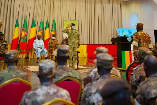 Mali : le président de la Transition reçoit 82 militaires libérés