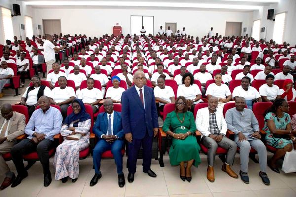 Côte d'Ivoire : 4 900 enseignants contractuels de mathématiques et de physique-chimie formés