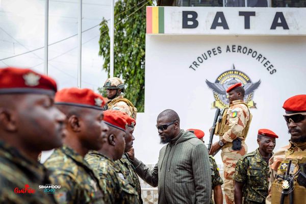 Conakry : le président Mamadi Doumbouya en visite au camp Alpha Yaya Diallo et à Dar es Salam