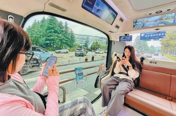 Driverless Minibuses Transform Into Mobile Libraries in Southwest China's Guiyang