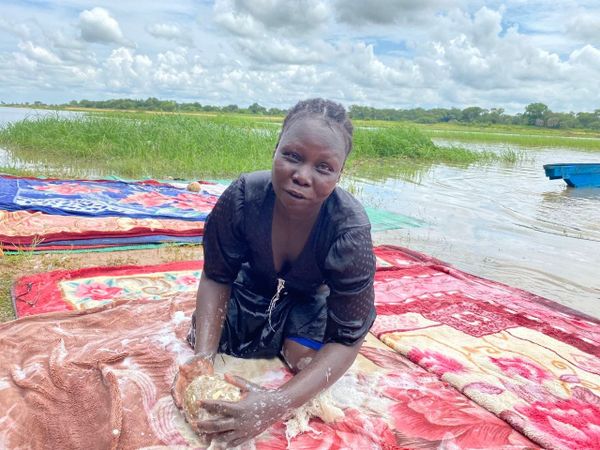 Tchad : À Sarh, Ogmal Sahara fait du lavage de couvertures son combat pour l'autonomie