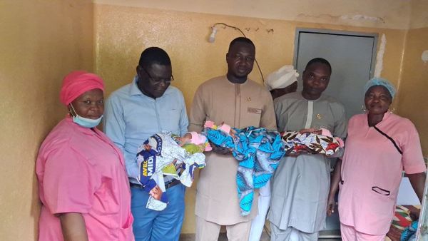 Tchad : le Conseil provincial du Mandoul offre des vivres à une jeune mère de triplés