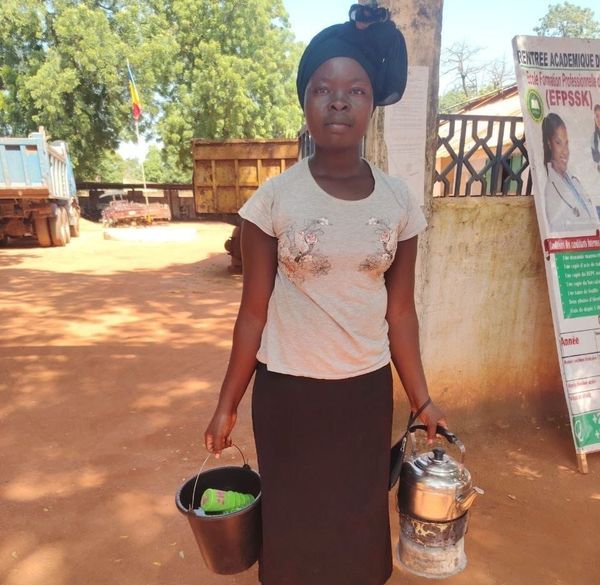 Tchad : Erline, lycéenne de 22 ans, vend du thé pour financer sa scolarité à Kélo